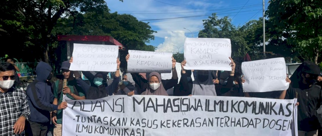 Aksi Aliansi Mahasiswa Ilmu Komunikasi di Menara UMI, Jalan Urip Sumoharjo, Makasar, Senin (1/3/2021).