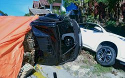 Oleng Saat Melaju dengan Kecepatan Tinggi, Pikap Hantam Minibus di Poros Barru