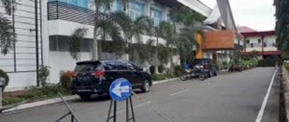 Pintu masuk Kantor Dinas PUTR Sulsel, dijaga polisi bersenjata. Foto lain, halaman Dinas PU tampak dipasangi penghalang. 
