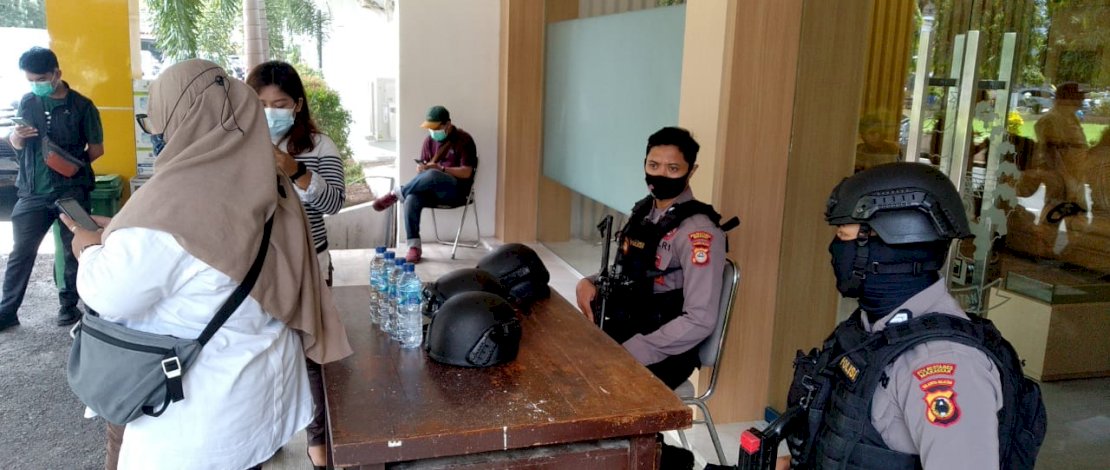 Pintu masuk Kantor Dinas PUTR Sulsel, dijaga polisi bersenjata. Foto lain, halaman Dinas PU tampak dipasangi penghalang. 
