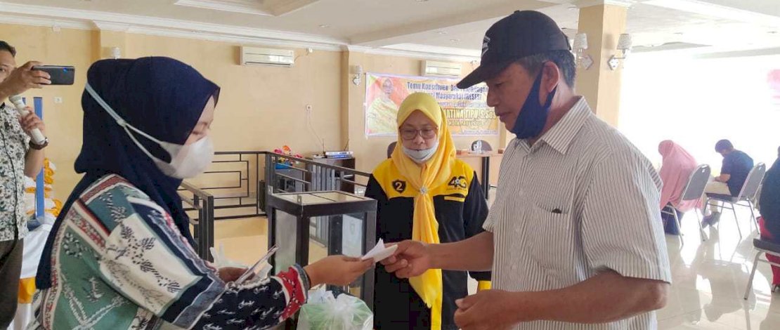 Ketua DPRD Parepare Bagikan Masker dan Handsanitizer saat Reses