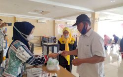 Ketua DPRD Parepare Bagikan Masker dan Handsanitizer saat Reses