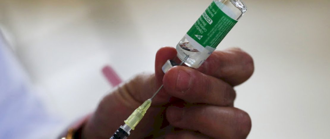 Seorang petugas kesehatan menyiapkan dosis vaksin AstraZeneca Covid-19. (Foto: Reuters/ Henry Romero)