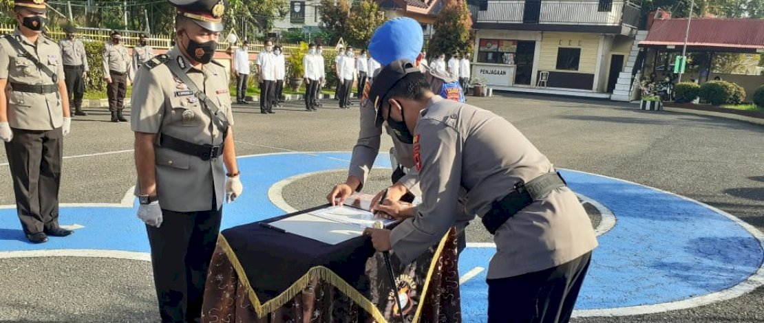 Upacara serah terima jabatan dan pengukuhan tiga kapolsek di lingkup Polres Pangkep, Rabu, 3 Maret 2021.