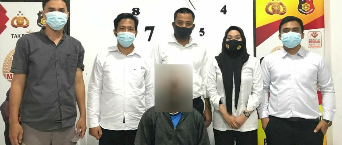 Pelaku pencabulan anak tiri saat diamankan Unit PPA Polres Pinrang. 