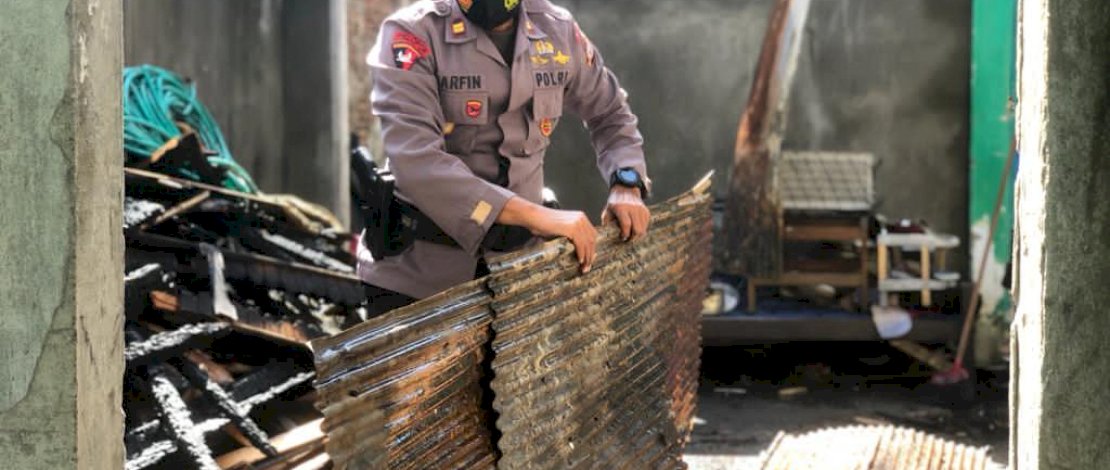 Aksi Sosial Brimob Bone Bantu Warga Sungai Cerekang Bersihkan Puing Sisa Kebakaran