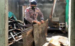 Aksi Sosial Brimob Bone Bantu Warga Sungai Cerekang Bersihkan Puing Sisa Kebakaran