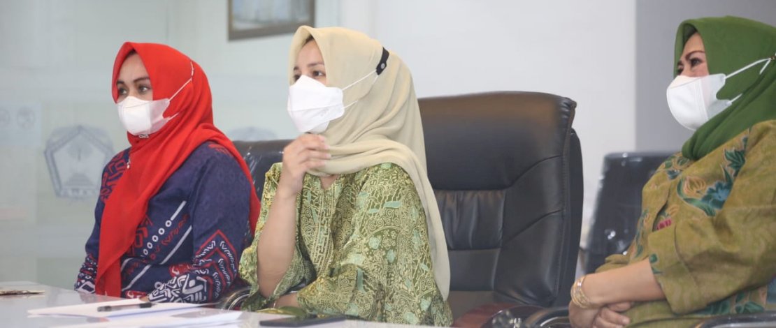 Ketua Dekranasda Kabupaten Gowa, Priska Paramita Adnan (tengah) saat menghadiri Peringatan HUT Dekranas ke 41 Tahun secara virtual di Peace Room A'Kio, Kantor Bupati Gowa, Rabu (3/3/2021). 