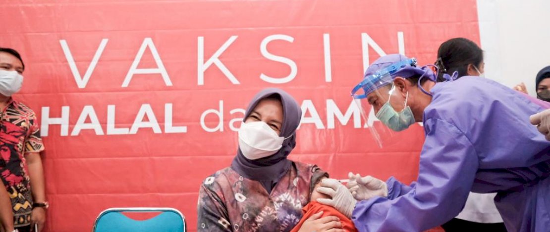 Bupati Gowa, Adnan Purichta Ichsan menjalani vaksin tahap dua, bersama Wakil Bupati Gowa, Abd Rauf Malaganni dan Ketua TPKK Gowa, Priska Paramita Adnan.