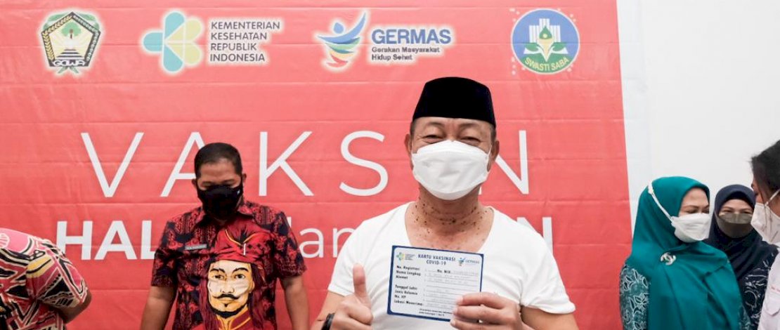 Bupati Gowa, Adnan Purichta Ichsan menjalani vaksin tahap dua, bersama Wakil Bupati Gowa, Abd Rauf Malaganni dan Ketua TPKK Gowa, Priska Paramita Adnan.