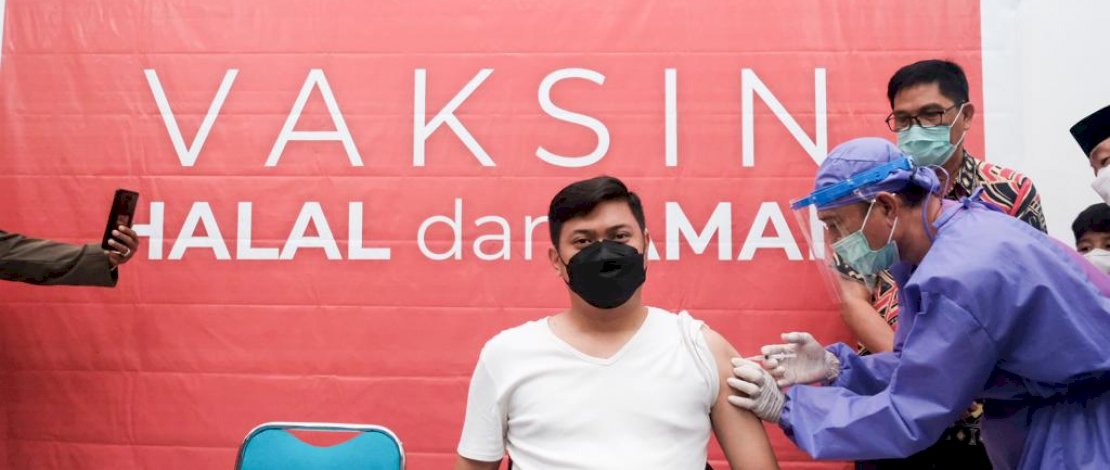 Bupati Gowa, Adnan Purichta Ichsan menjalani vaksin tahap dua, bersama Wakil Bupati Gowa, Abd Rauf Malaganni dan Ketua TPKK Gowa, Priska Paramita Adnan.