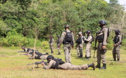 Asah Kemampuan Individu, Brimob Bone Jajal Latihan Tembak di Desa Wollangi