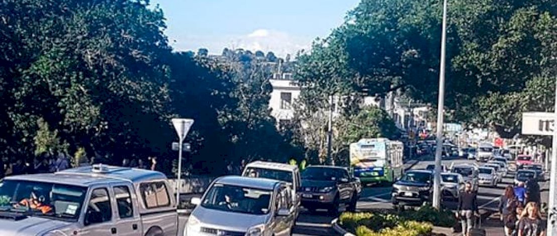 Orang-orang menuju ke dataran tinggi di Whangarei, Selandia Baru, saat peringatan tsunami dikeluarkan pada 5 Maret 2021. (Foto: Mike Dinsdale / New Zealand Herald via AP)