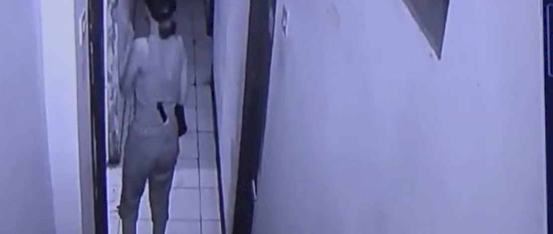 Detik-detik pembunuhan selebgram Makassar. Pisau tampak terselip di belakang tubuh pelaku, korban tampak ambruk di meja resepsionis, dan polisi saat melakukan olah TKP.