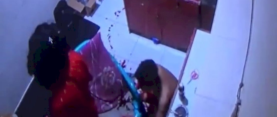 Korban saat meminta tolong ke meja resepsionis Wisma Topaz Panakkukang. (Sumber: Tangkapan layar CCTV Wisma Topaz). 