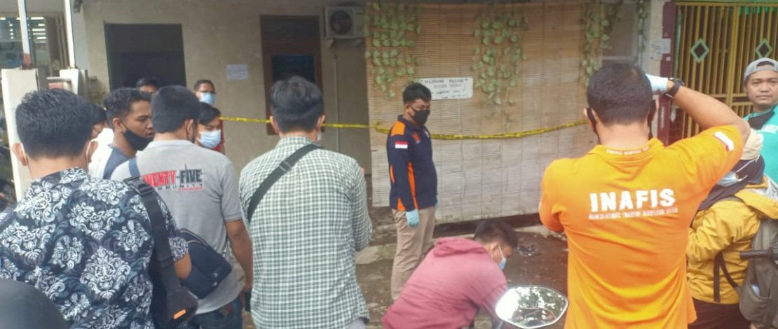 Detik-detik pembunuhan selebgram Makassar. Pisau tampak terselip di belakang tubuh pelaku, korban tampak ambruk di meja resepsionis, dan polisi saat melakukan olah TKP.