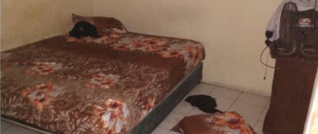 AI, pelaku penikaman, kamar tempat penikaman serta pisau yang digunakan untuk menikam.