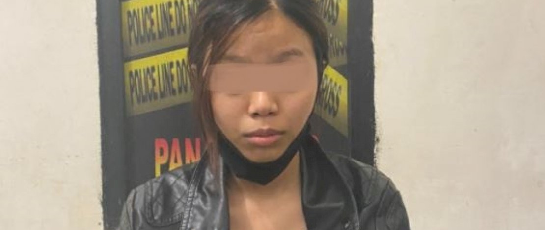 AI, pelaku penikaman, kamar tempat penikaman serta pisau yang digunakan untuk menikam.