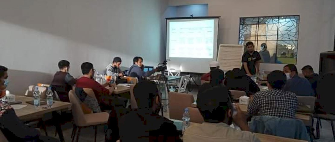 Praktisi digital marketing communication, Faqih Faturrahman, saat membawakan materi di depan peserta Marketing Class Komunitas Tarbiyah Bisnis.