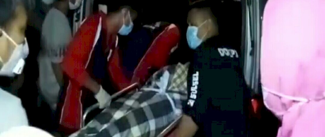 Kerabat dan beberapa selebgram, menjemput jasad Ari Pratama di RS Bhayangkara Polda Sulsel.