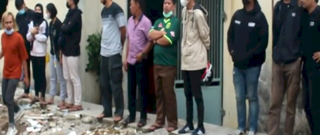 Kerabat dan beberapa selebgram, menjemput jasad Ari Pratama di RS Bhayangkara Polda Sulsel.