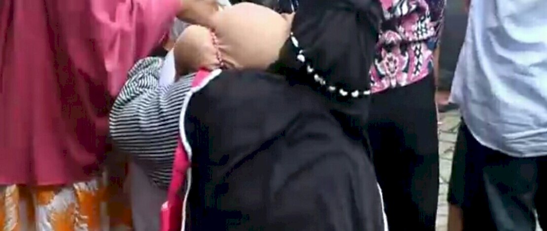 Kerabat dan beberapa selebgram, menjemput jasad Ari Pratama di RS Bhayangkara Polda Sulsel.