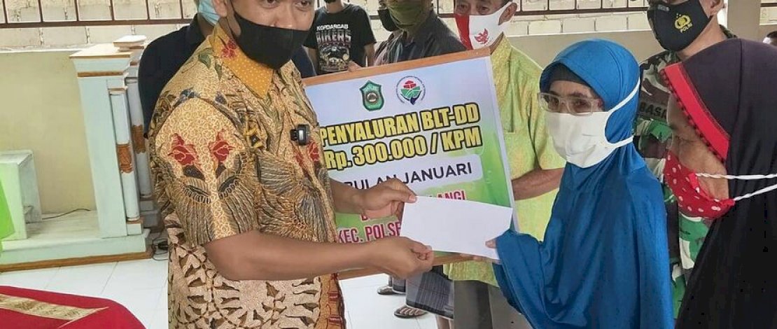 Bupati Takalar H. Syamsari Kitta kembali menyalurkan Bantuan Langsung Tunai (BLT) tahap pertama tahun Anggaran 2021 bagi 55 KK di desa Su'rulangi, kecamatan Polongbangkeng Selatan, Jum'at (5/3/2021) sore.