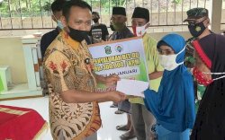 Bupati Serahkan BLT ke 55 KK di Desa Su'rulangi