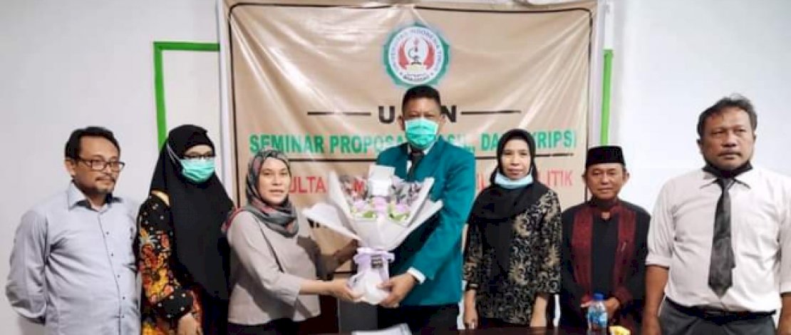 Wawali Bontang, Basri Rase (jaket almamater hijau tua), usai meraih gelar Sarjana Ilmu Pemerintahan di UIT.