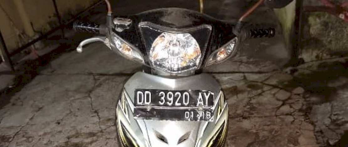 Pelaku begal, Hasbullah beserta barang bukti sepeda motor yang digunakan melakukan aksi kejahatan.