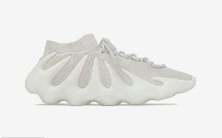 Sepatu Aneh Kanye West Habis Terjual Dalam Waktu Kurang dari Semenit