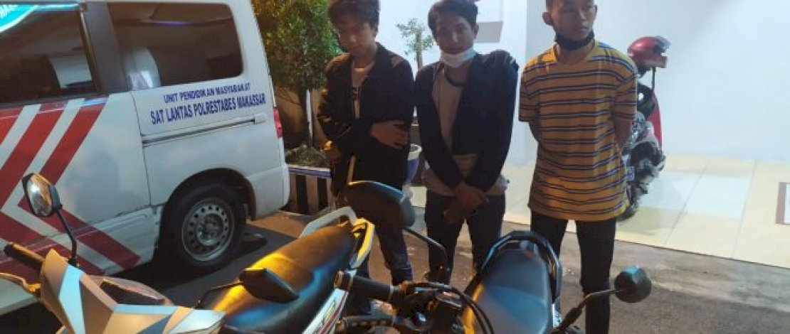 Polisi Amankan Tiga Pemuda saat Atraksi Freestyle di Jalan Raya Makassar