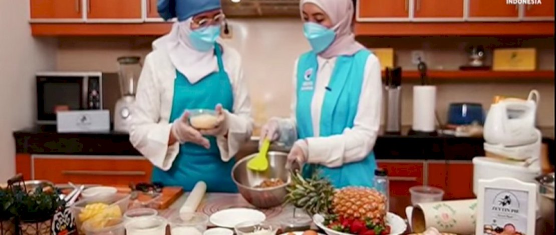 Ketua Bidang Gahora Indonesia, Kumalasari Kartini, memandu kuliner yang menghadirkan Owner Zeytin Pie, Ratu Ratna Damayani.