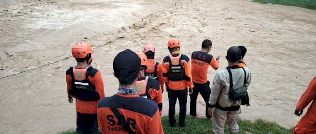 Tim SAR dan BPBD Palopo melakukan pencarian terhadap bocah yang terseret arus.