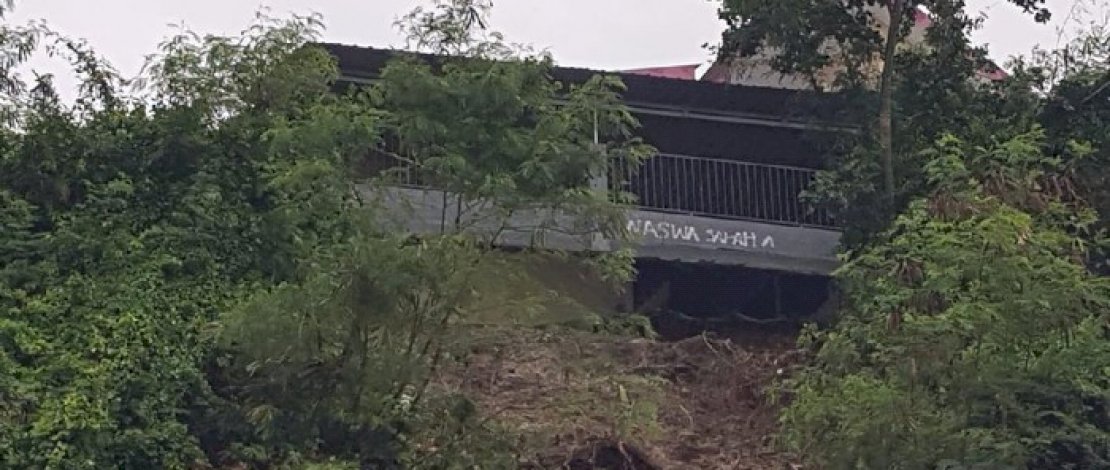 Rumah kos di Majene yang balkonnya ambruk. (Sumber: detik)