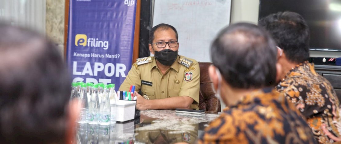Wali Kota Makassar, Moh Ramdhan Pomanto saat menerima kunjungan dari Dirjen Pajak Kementerian Keuangan RI di kediaman pribadinya, Jl Amirullah.