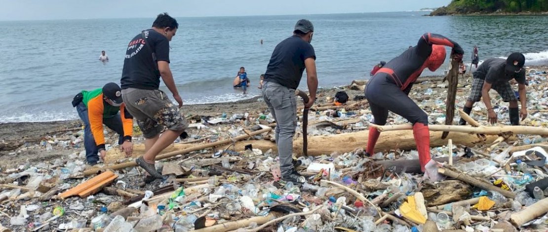 Warga dan pemerintah berbaur membersihkan pesisir Pantai Lumpue dari sampah.