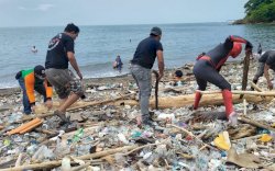 Pemkot Parepare Sisir Sampah Pantai Lumpue