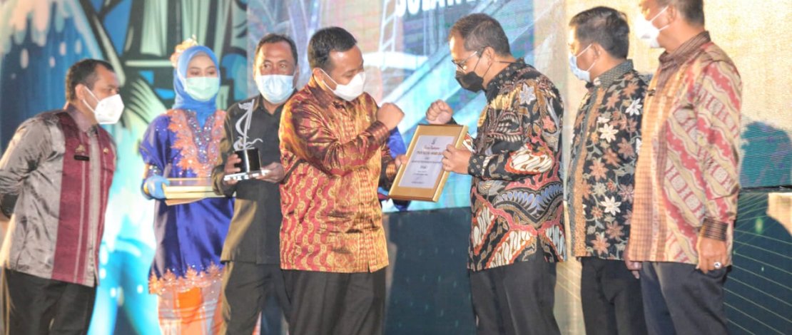 Danny Pomanto saat menerima penghargaan pada Forum Pinisi Sultan, Senin (8/3/2021).