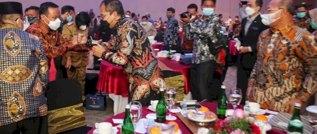 Danny Pomanto saat menerima penghargaan pada Forum Pinisi Sultan, Senin (8/3/2021).
