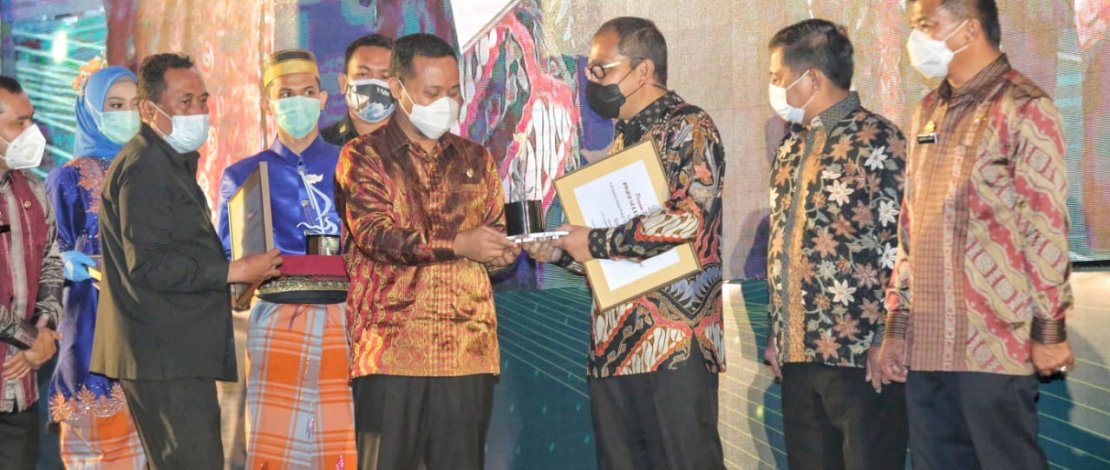 Danny Pomanto saat menerima penghargaan pada Forum Pinisi Sultan, Senin (8/3/2021).