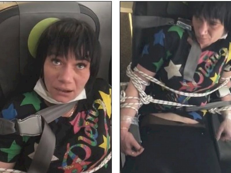 Wanita ini Diikat di Kursi Pesawat Karena Buka Pakaiannya Selama Penerbangan