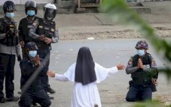 "Tembak Saya Saja," Biarawati Berlutut Depan Polisi Demi Lindungi Demonstran