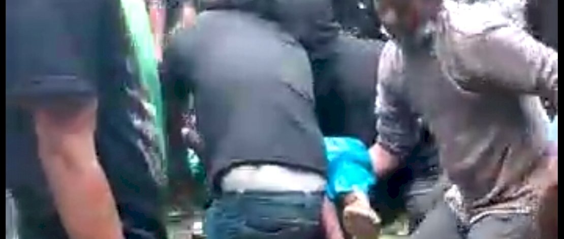 Warga mengevakuasi seorang pengendara motor yang tertimpa pohon di Cenrana, Maros.