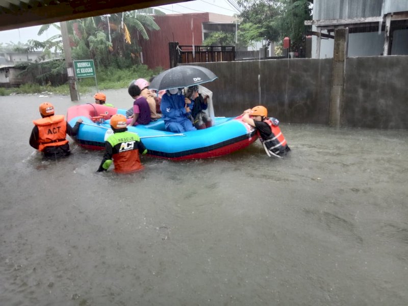 Banjir Setinggi Dada Orang Dewasa, ACT Evakuasi Ibu Hamil di Jalan Toa Daeng