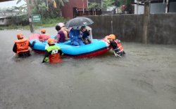 Banjir Setinggi Dada Orang Dewasa, ACT Evakuasi Ibu Hamil di Jalan Toa Daeng