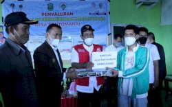 Bupati Takalar Kembali serahkan BLT dan Bantuan lainnya, Kali ini di Kec Mangarabombang