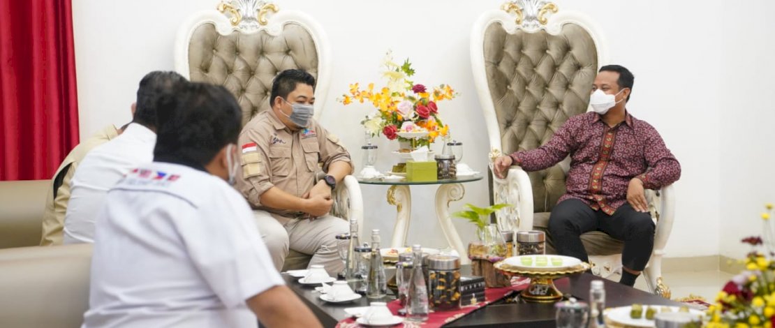 Plt Gubernur Sulsel Andi Sudirman Sulaiman saat menerima General Manager Badan Pengelola Geopark Maros Pangkep, Dedi Irfan di Rumah Jabatan Wakil Gubernur, Jalan Yusuf Dg Awing, Makassar, Rabu, 10 Maret 2021.