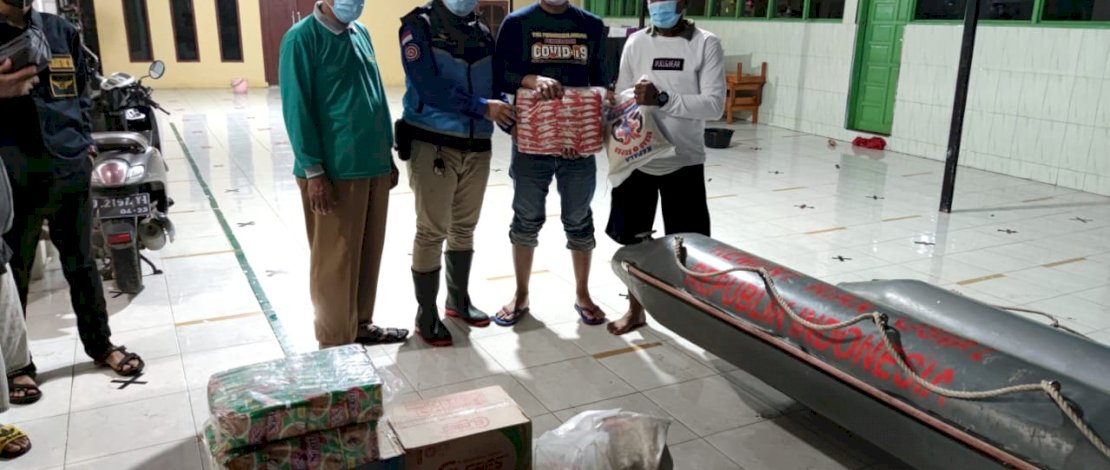 Suasana distribusi bantuan terhadap korban banjir di Gowa.