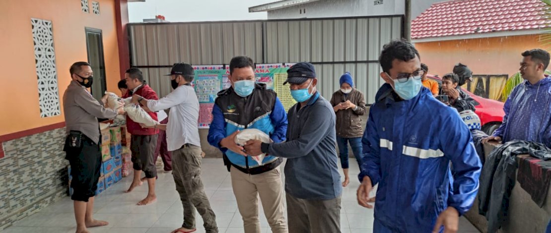 Suasana distribusi bantuan terhadap korban banjir di Gowa.